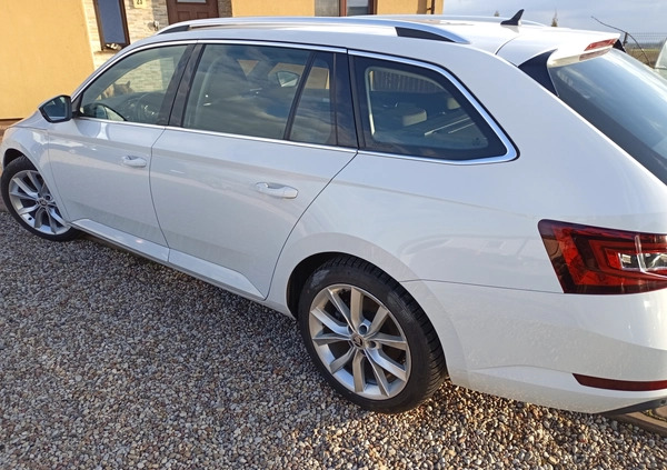 Skoda Superb cena 52000 przebieg: 256536, rok produkcji 2016 z Jaraczewo małe 211